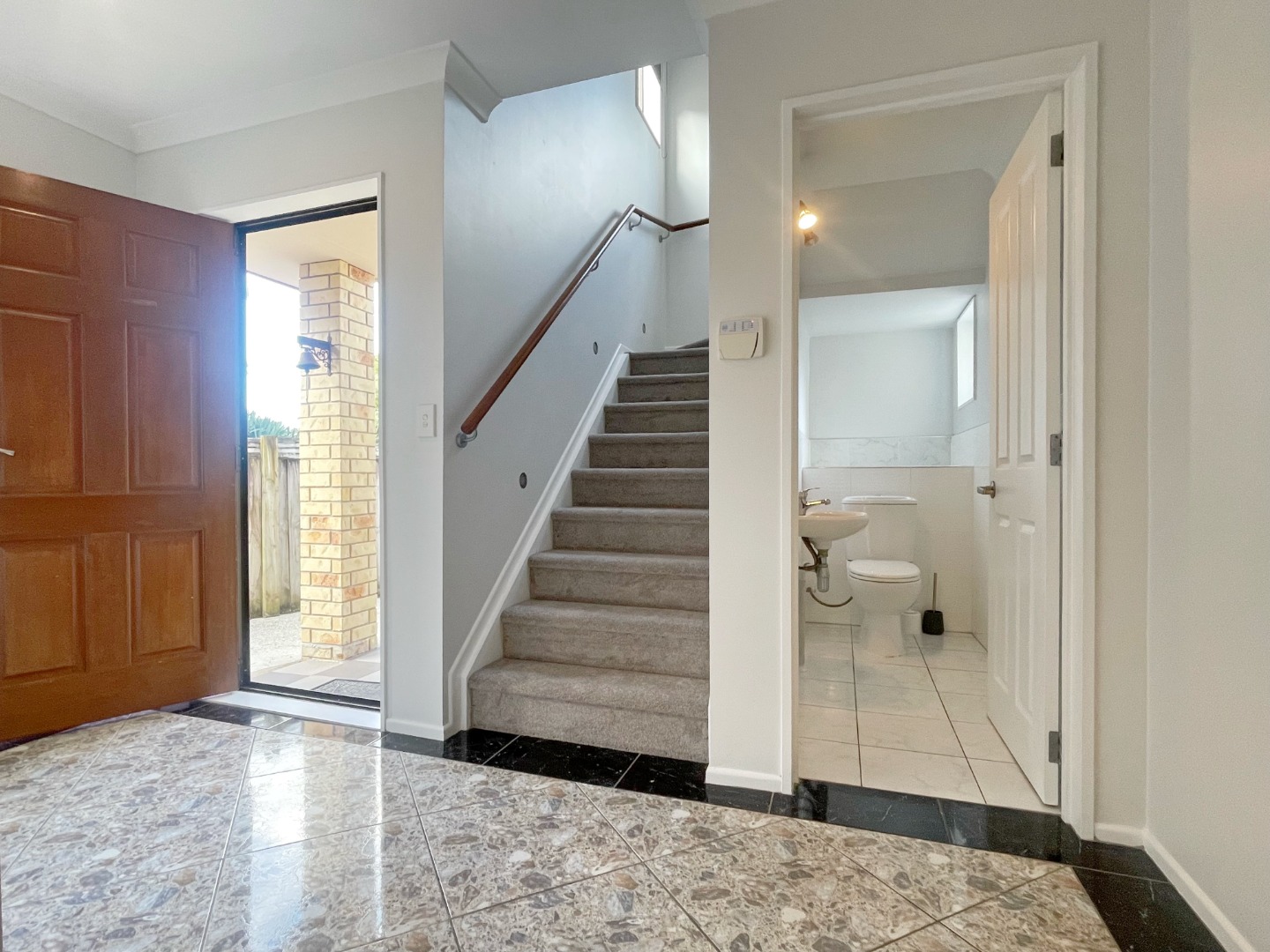Sunny 5 bedroom 2 bathroom stunning house  photo