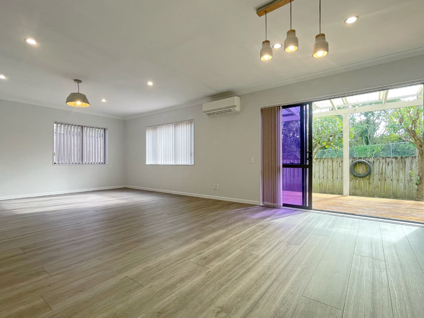 Sunny 5 bedroom 2 bathroom stunning house  photo