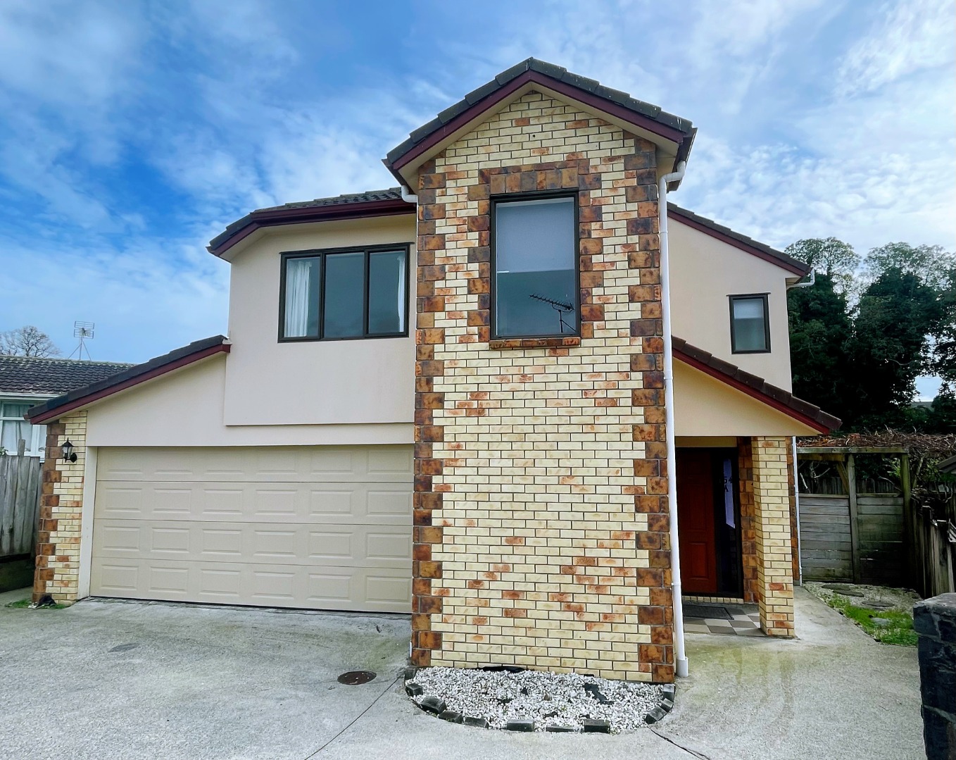 Sunny 5 bedroom 2 bathroom stunning house  photo