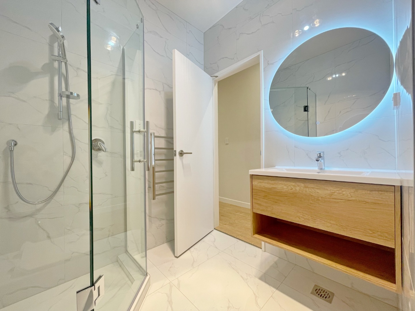 NEWLY built sunny one bedroom apartment in Hobsonville photo