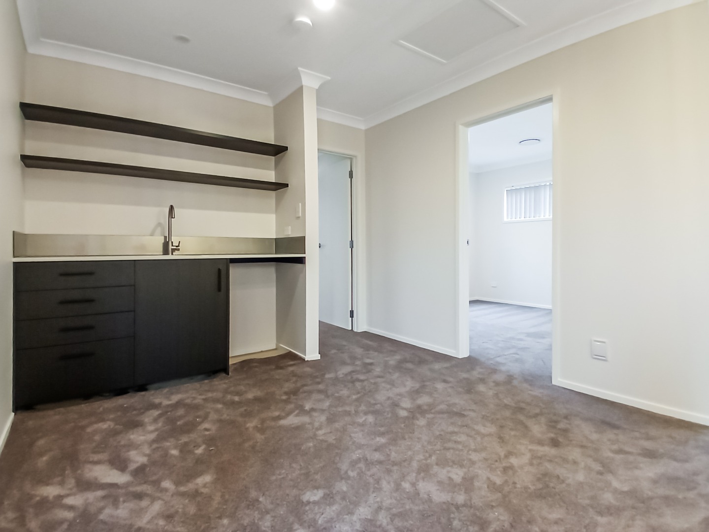 Stunning Brand new 6 x bedroom Papatoetoe home! photo