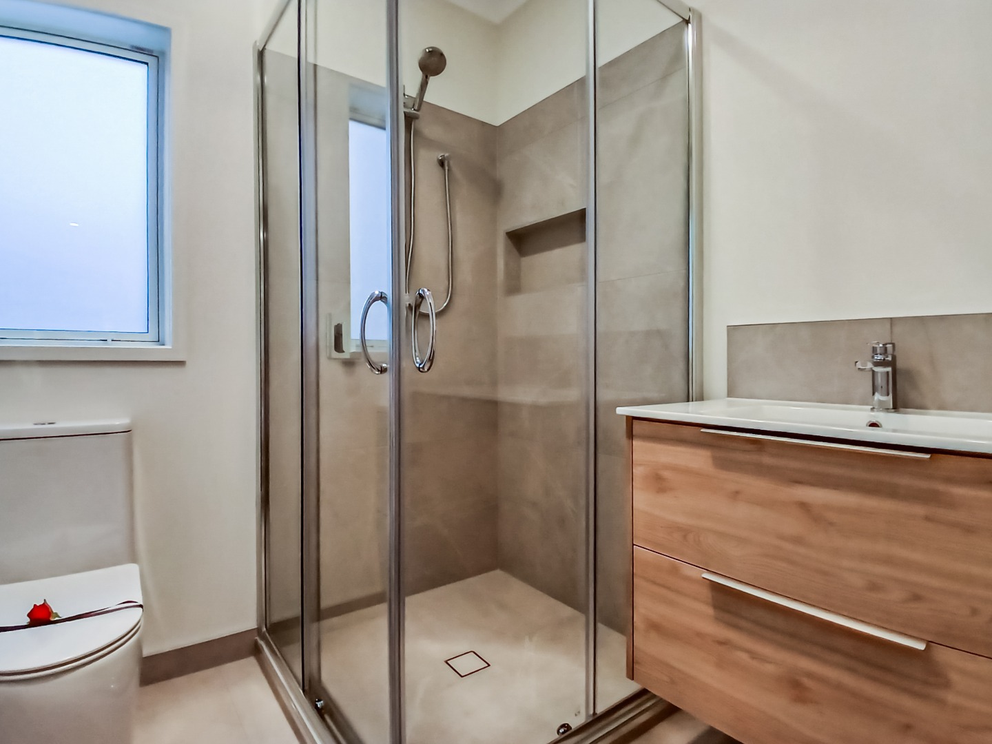 Stunning Brand new 6 x bedroom Papatoetoe home! photo