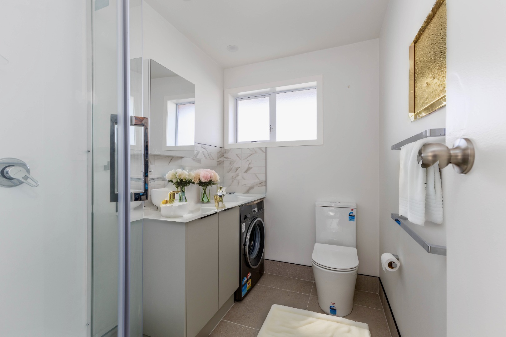 Refurbished two bedroom Onehunga mall unit. photo