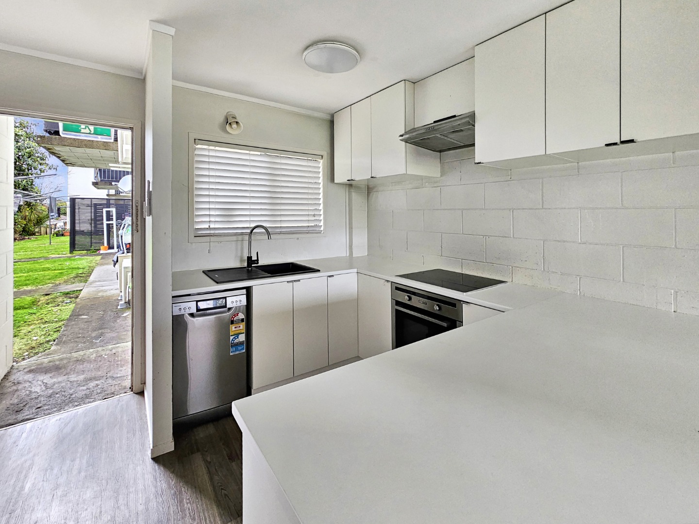 NEW LYNN - 2 Bedroom  photo