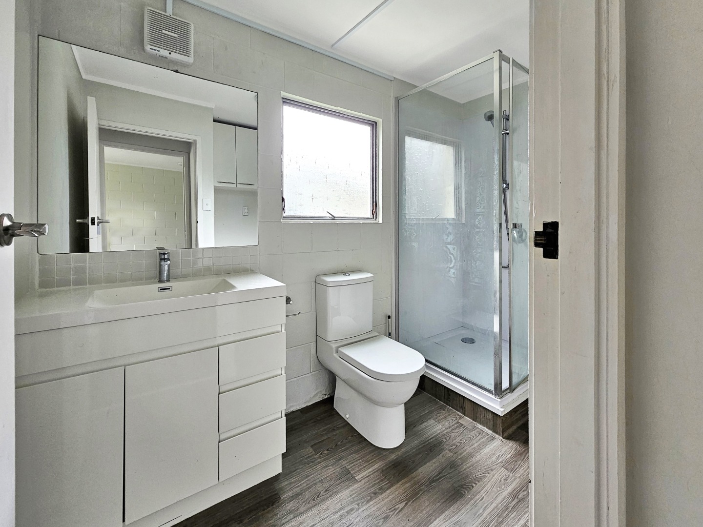 NEW LYNN - 2 Bedroom  photo