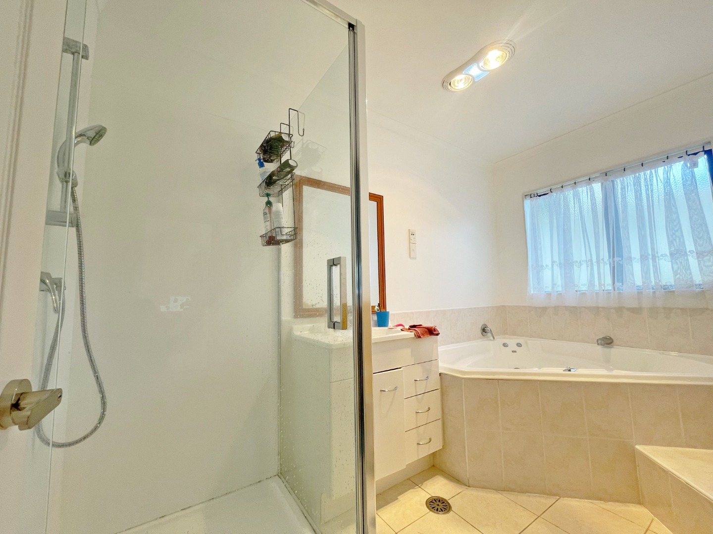 Sunny 4 bedroom family home  photo