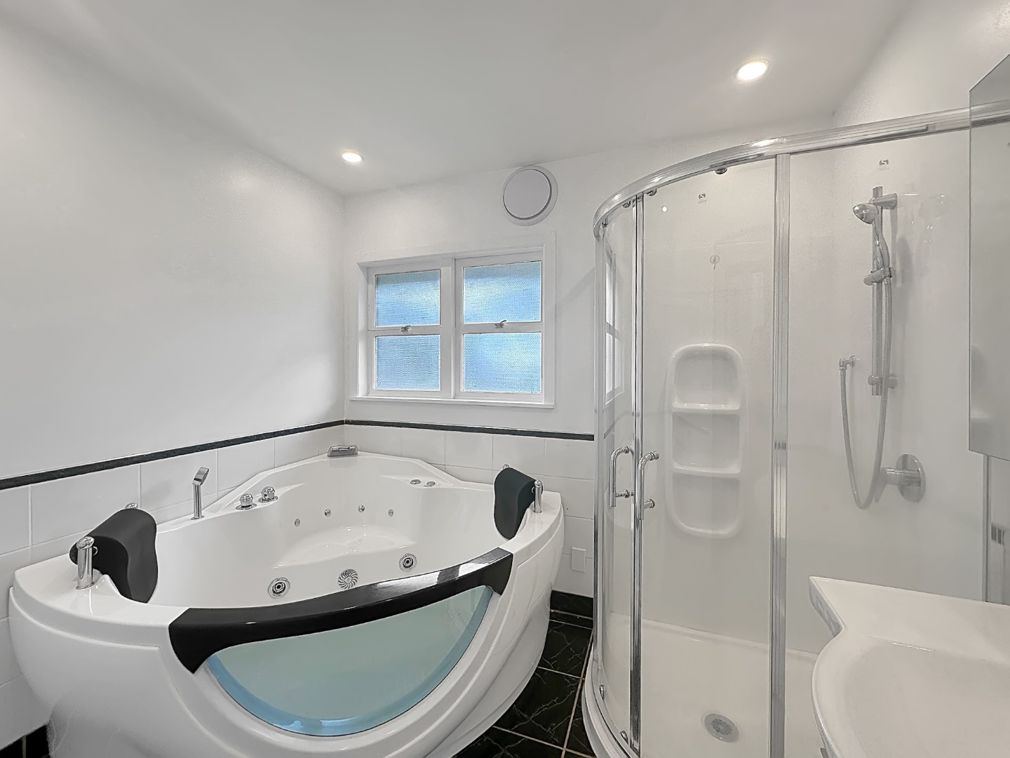 Spacious 5-Bedroom House in Glendowie with Access to Good School Zone photo