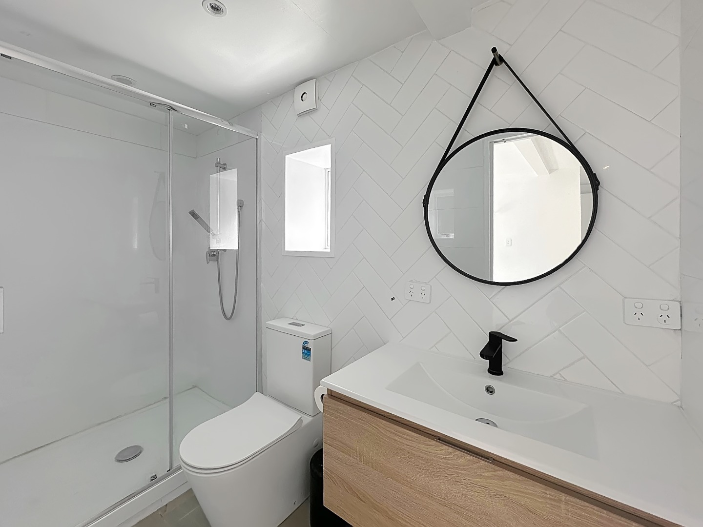 Spacious 5-Bedroom House in Glendowie with Access to Good School Zone photo