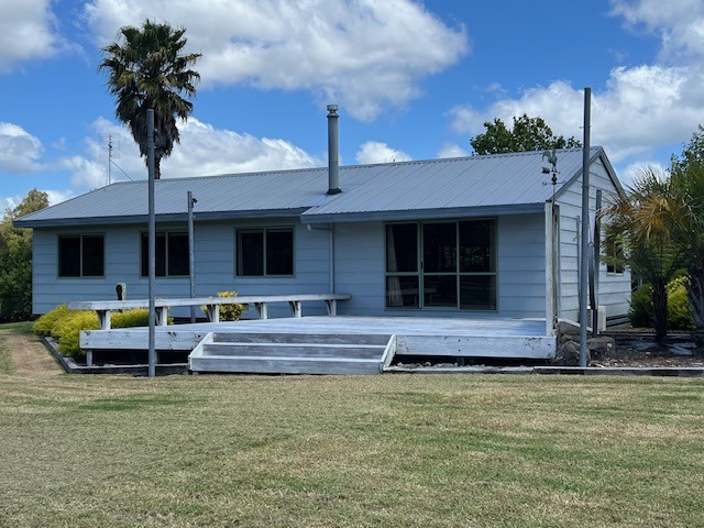 RURAL LIFESTYLE- URBAN FRINGE, FOUR BEDROOMS + ROOM FOR GRANNY! photo