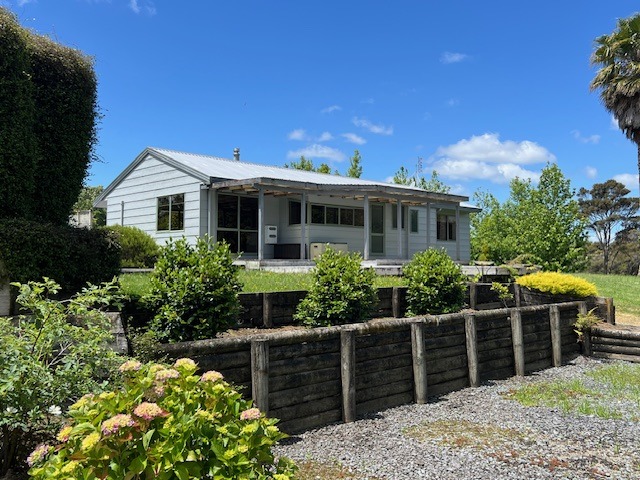RURAL LIFESTYLE- URBAN FRINGE, FOUR BEDROOMS + ROOM FOR GRANNY! photo