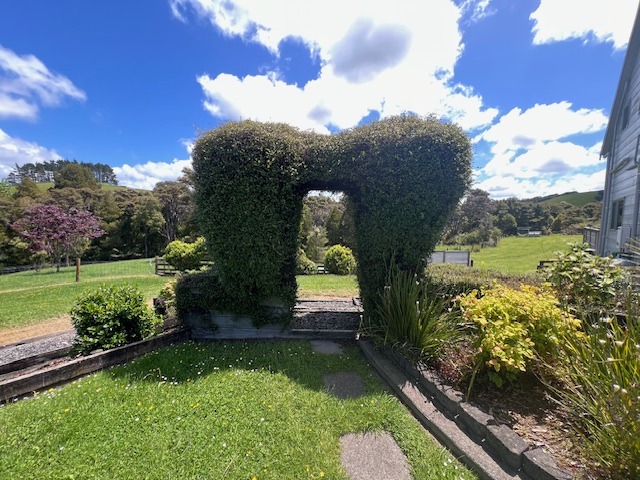 RURAL LIFESTYLE- URBAN FRINGE, FOUR BEDROOMS + ROOM FOR GRANNY! photo