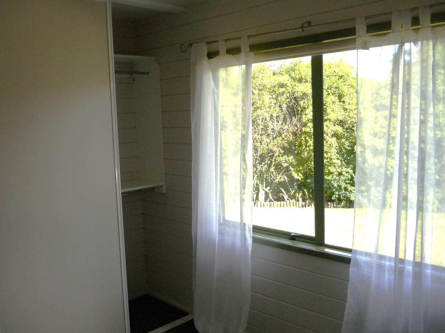 RURAL LIFESTYLE- URBAN FRINGE, FOUR BEDROOMS + ROOM FOR GRANNY! photo