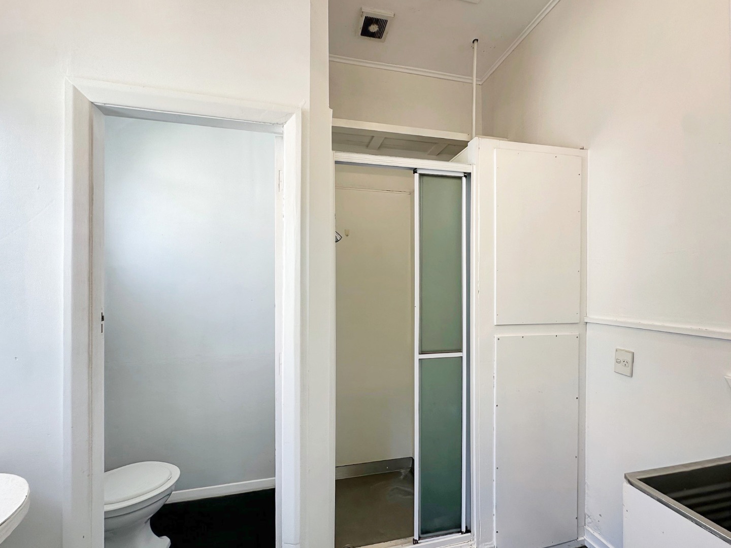Spacious Unit in Prime Eden Terrace Location photo