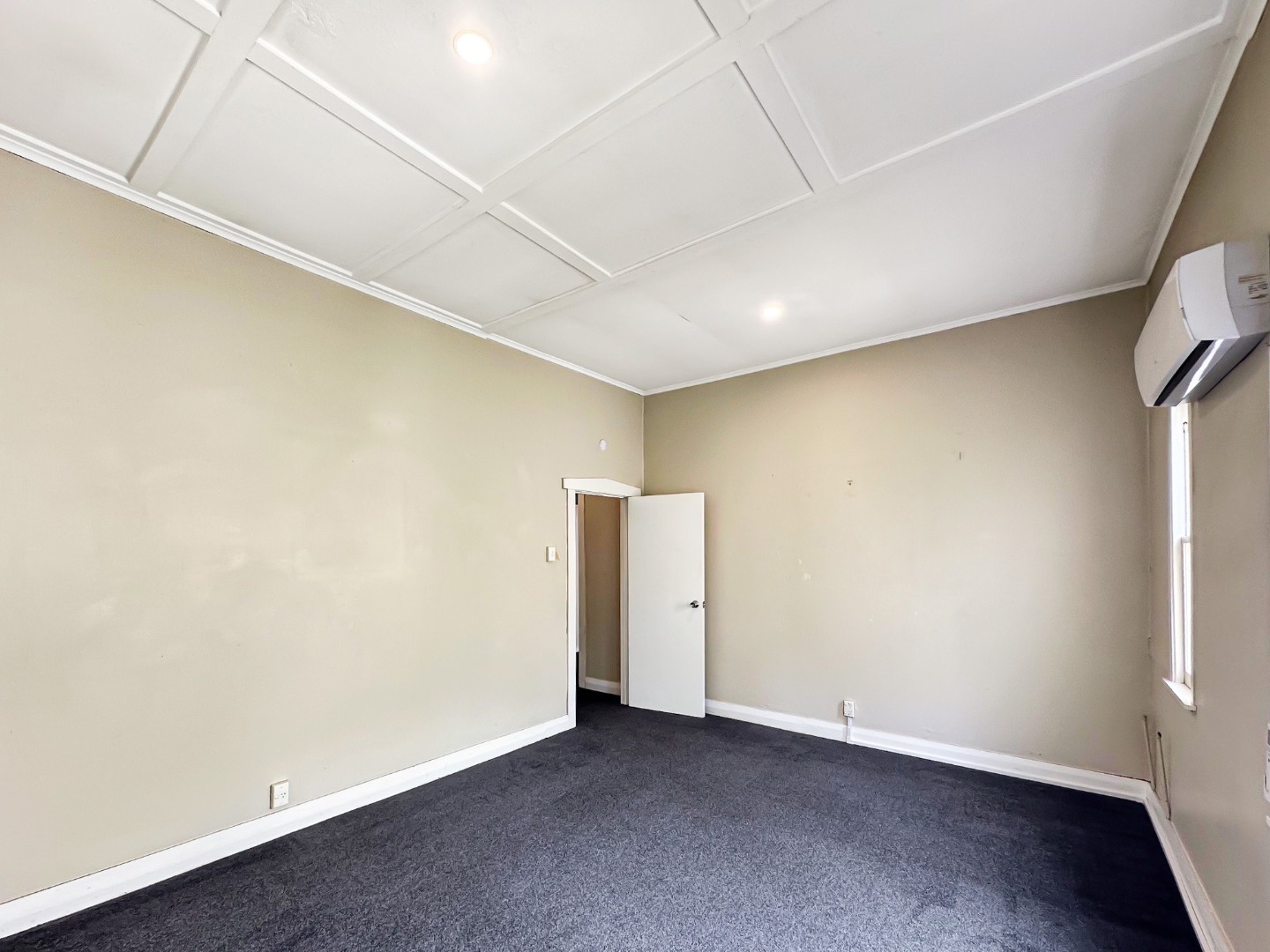 Spacious Unit in Prime Eden Terrace Location photo