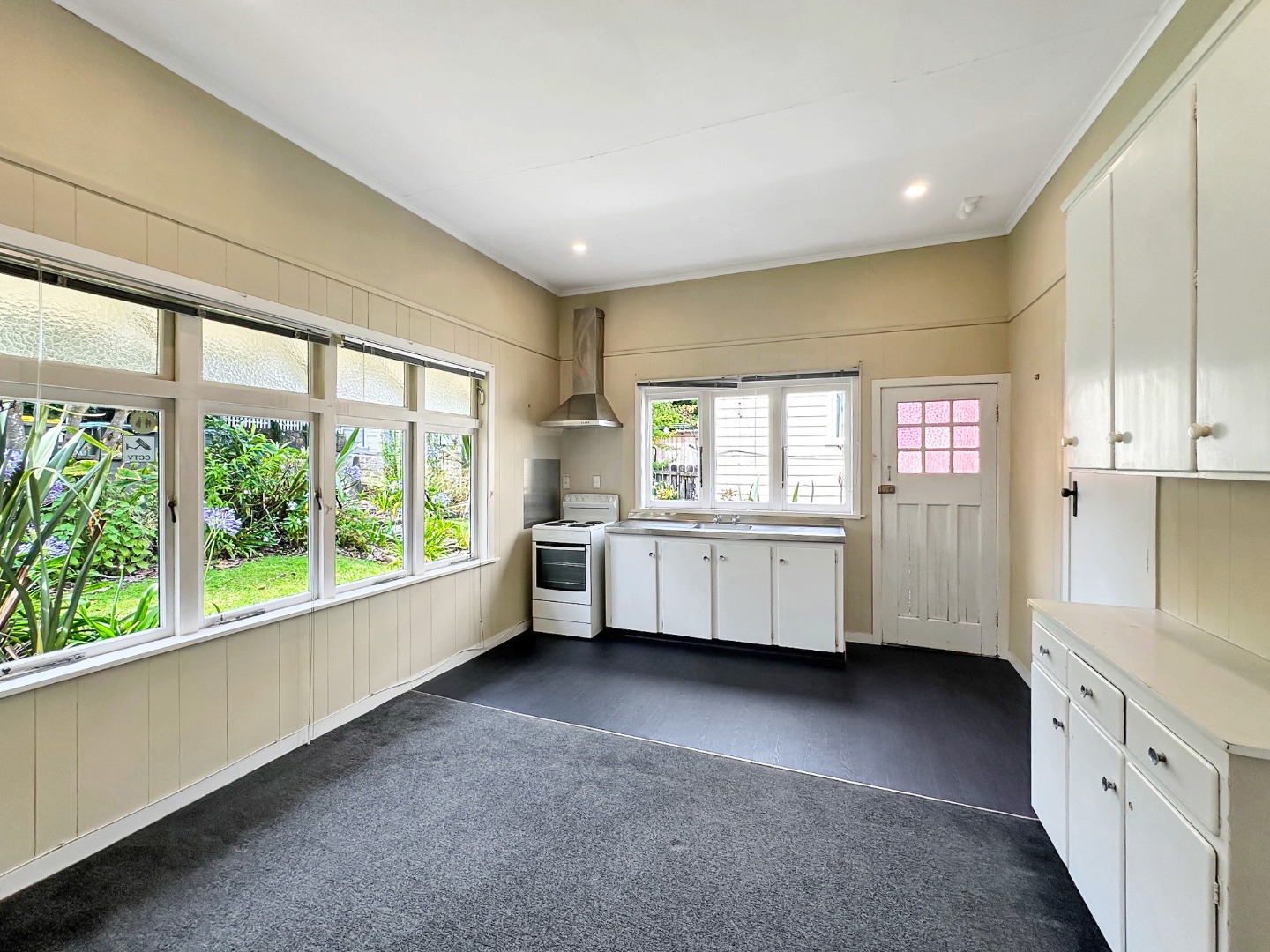 Spacious Unit in Prime Eden Terrace Location photo
