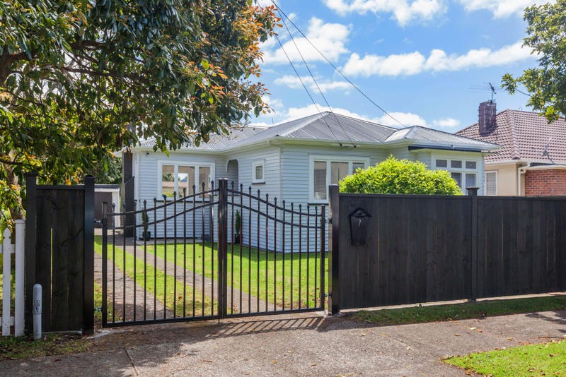 SANDRINGHAM - Sunny 3 Bedroom home in lovely location! photo