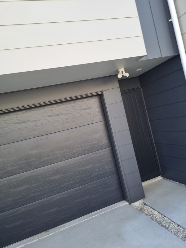 3 Bdrms/ 2 FULL bthms with GARAGE in Mangere Bridge! photo