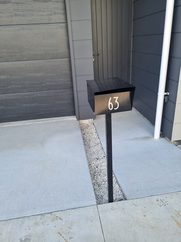 3 Bdrms/ 2 FULL bthms with GARAGE in Mangere Bridge! photo