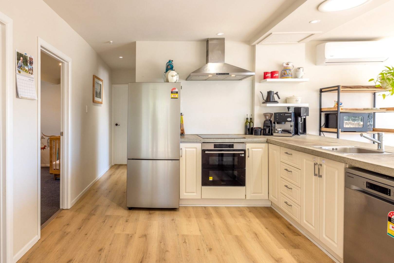 Three Bed Two Bath with a Sunny Disposition $820 p/w   photo