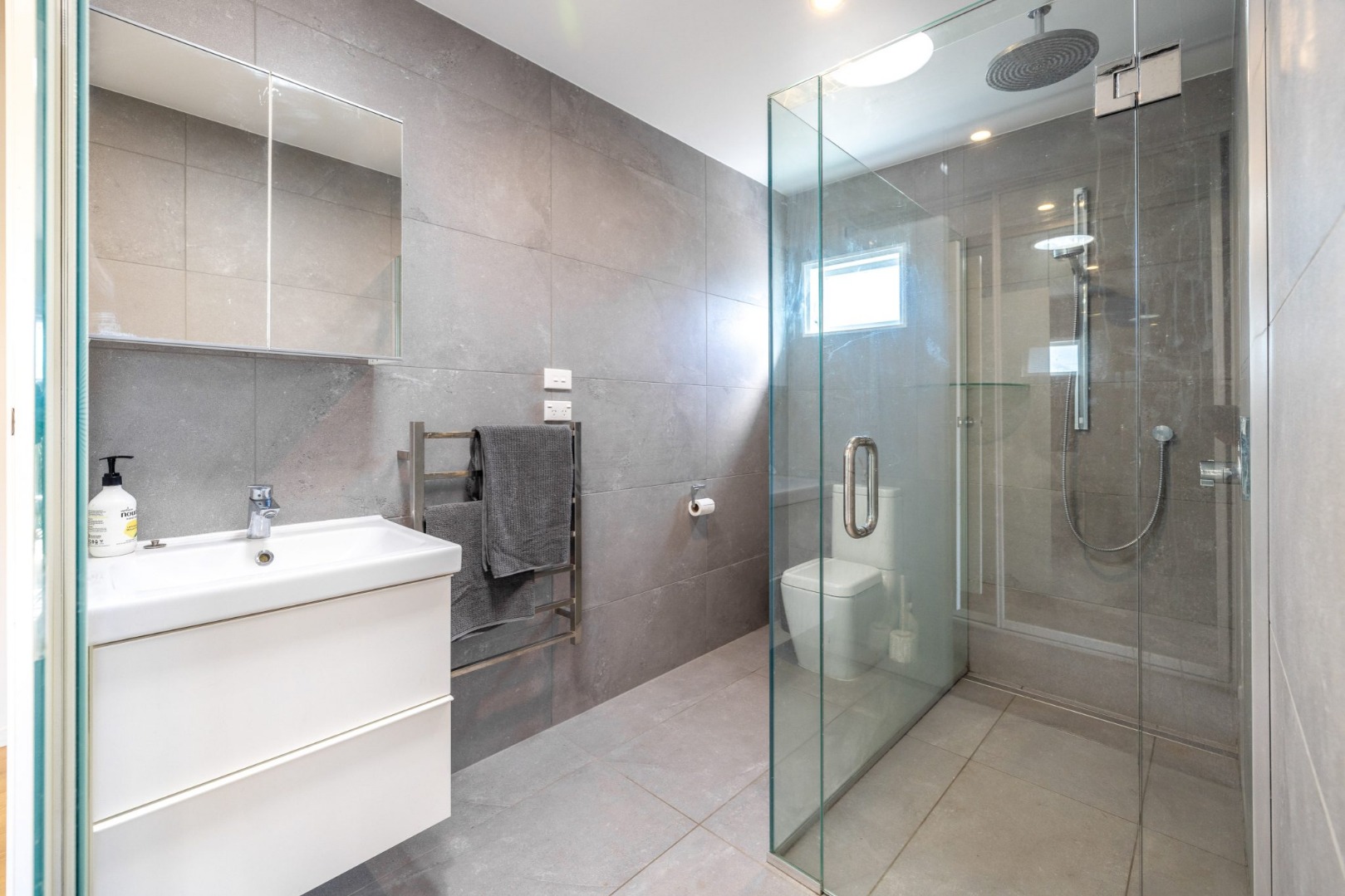 Three Bed Two Bath with a Sunny Disposition $820 p/w   photo