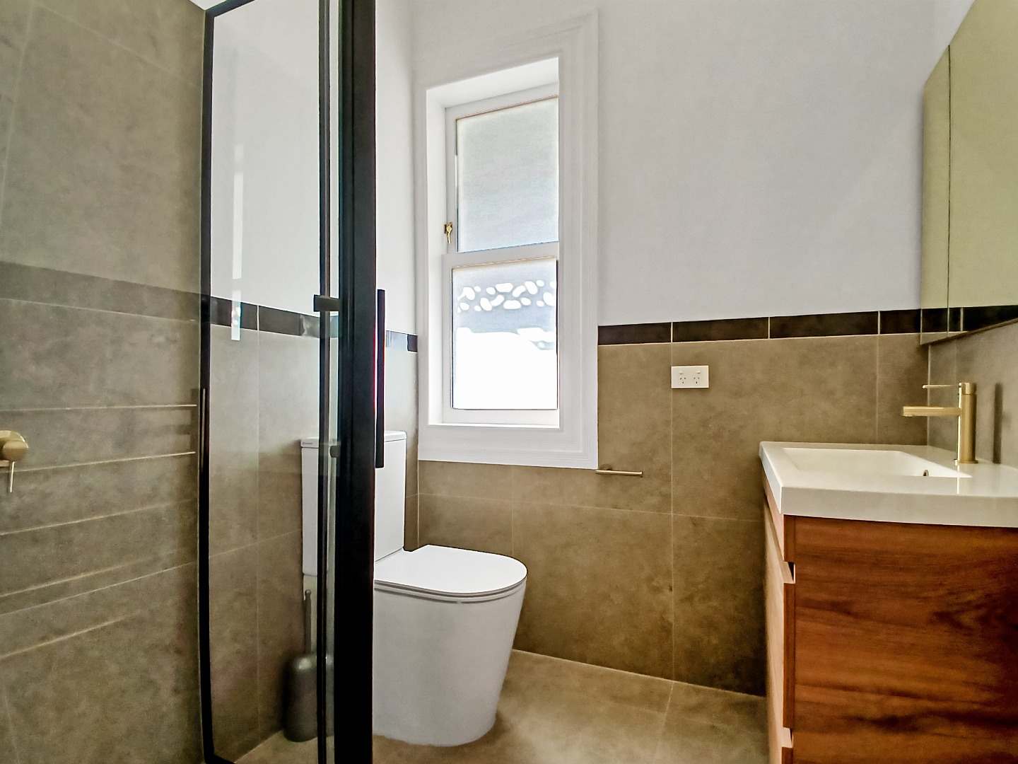 Stylish refurbished four bedroom Villa! photo