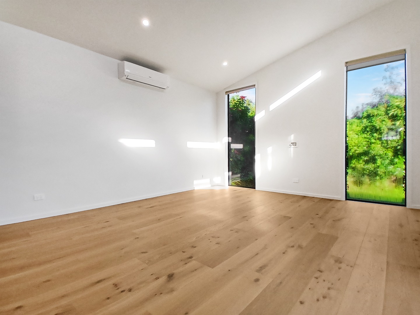 Stylish refurbished four bedroom Villa! photo