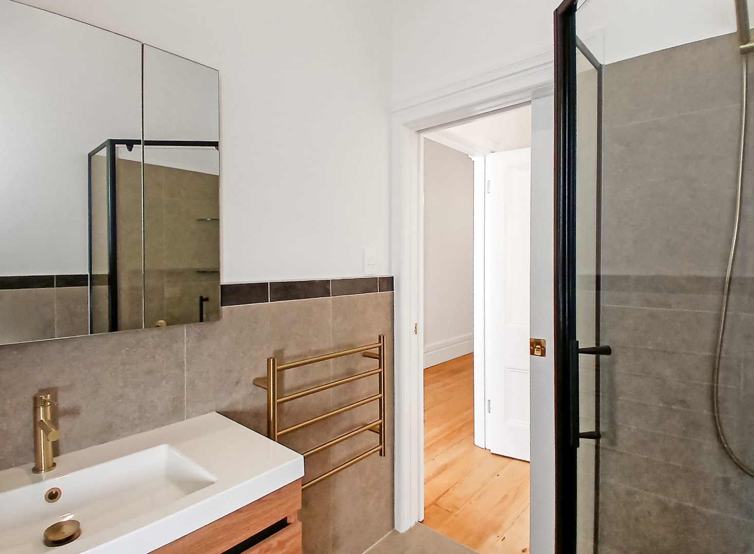 Stylish refurbished four bedroom Villa! photo