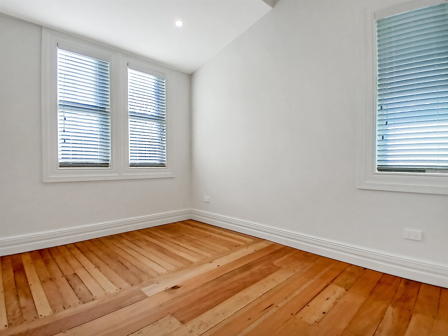 Stylish refurbished four bedroom Villa! photo