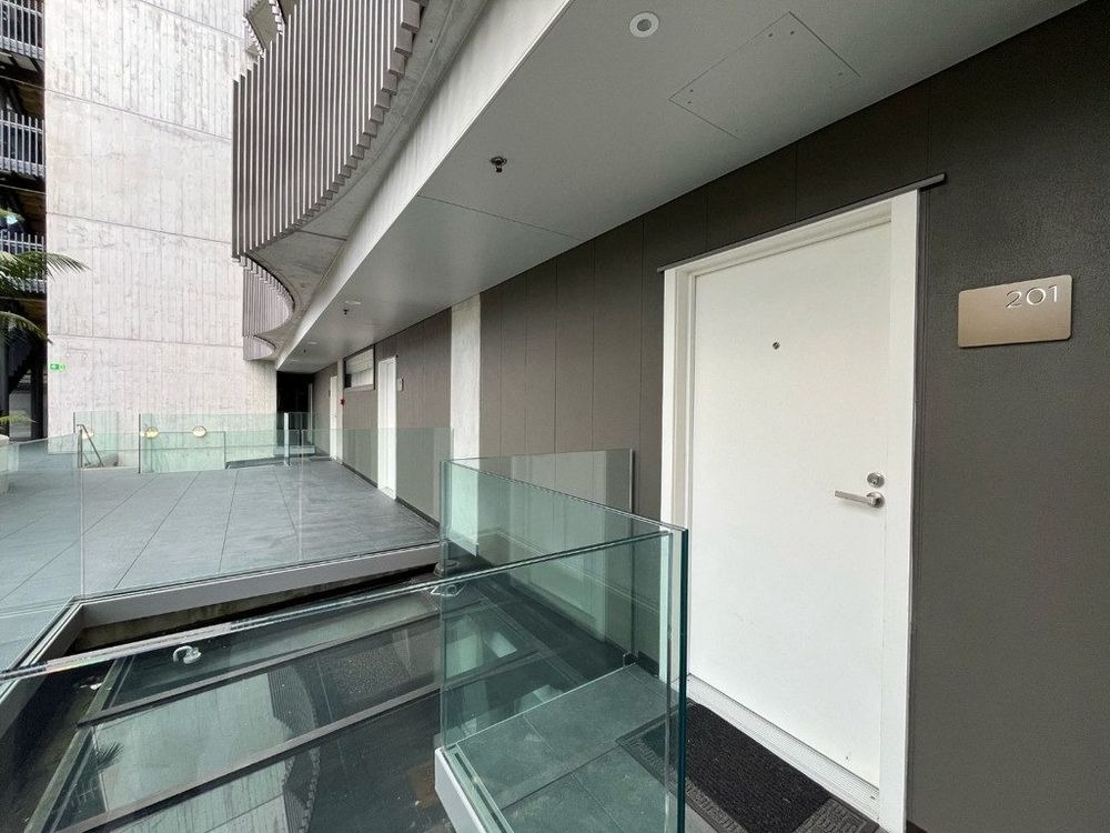 Modern 2-Bedroom Apartment in CBD - incl. secure Car Park + Storage photo