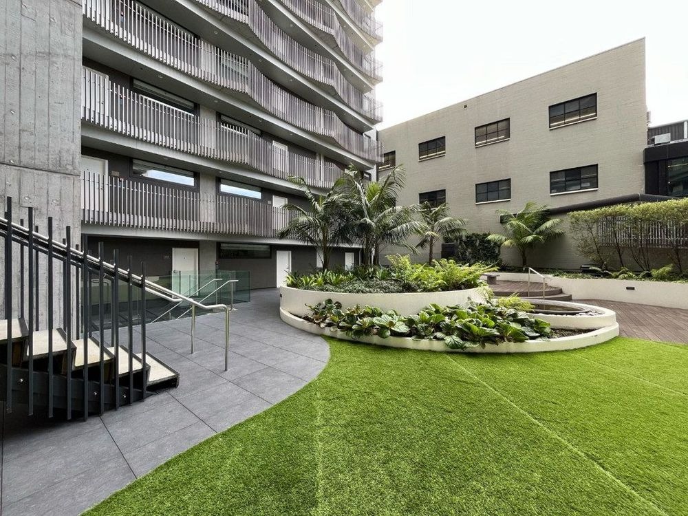 Modern 2-Bedroom Apartment in CBD - incl. secure Car Park + Storage photo