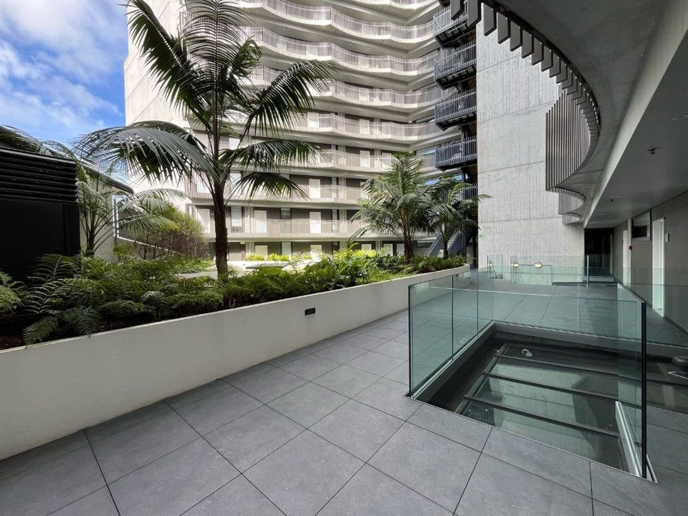 Modern 2-Bedroom Apartment in CBD - incl. secure Car Park + Storage photo