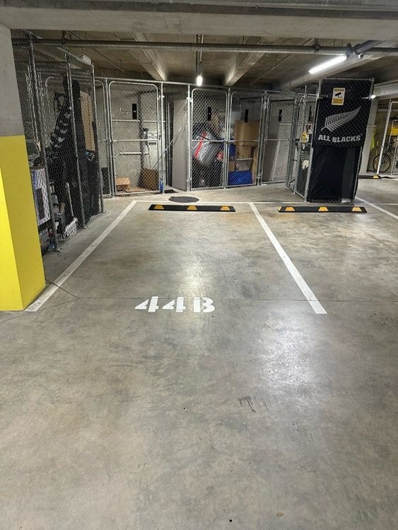 Modern 2-Bedroom Apartment in CBD - incl. secure Car Park + Storage photo