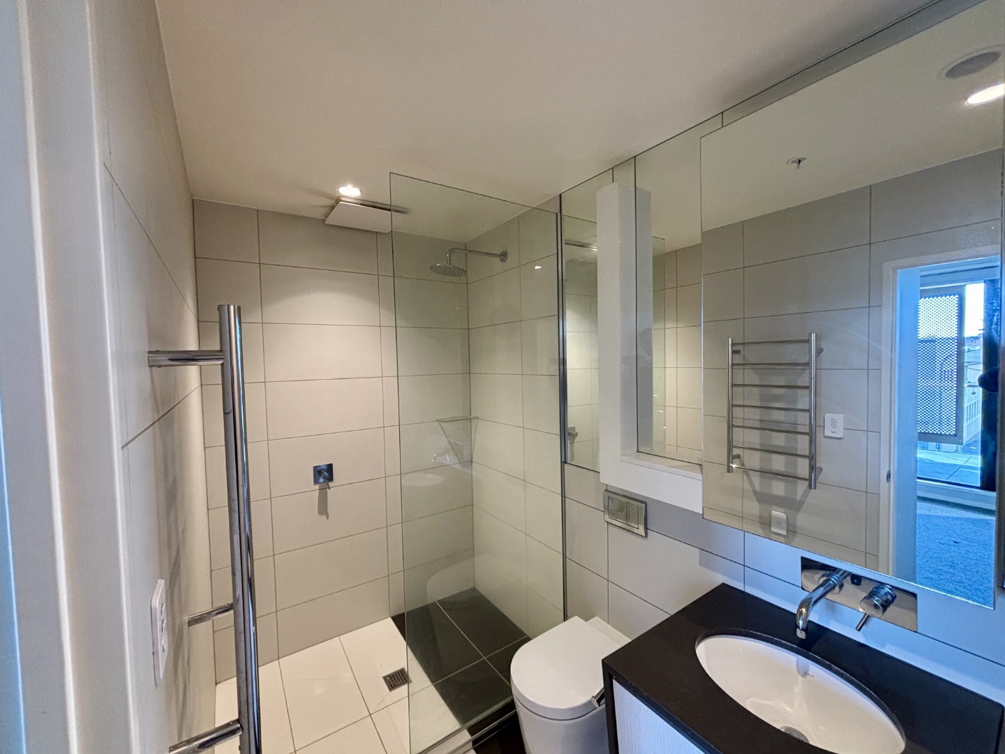 Modern 2-Bedroom Apartment in CBD - incl. secure Car Park + Storage photo