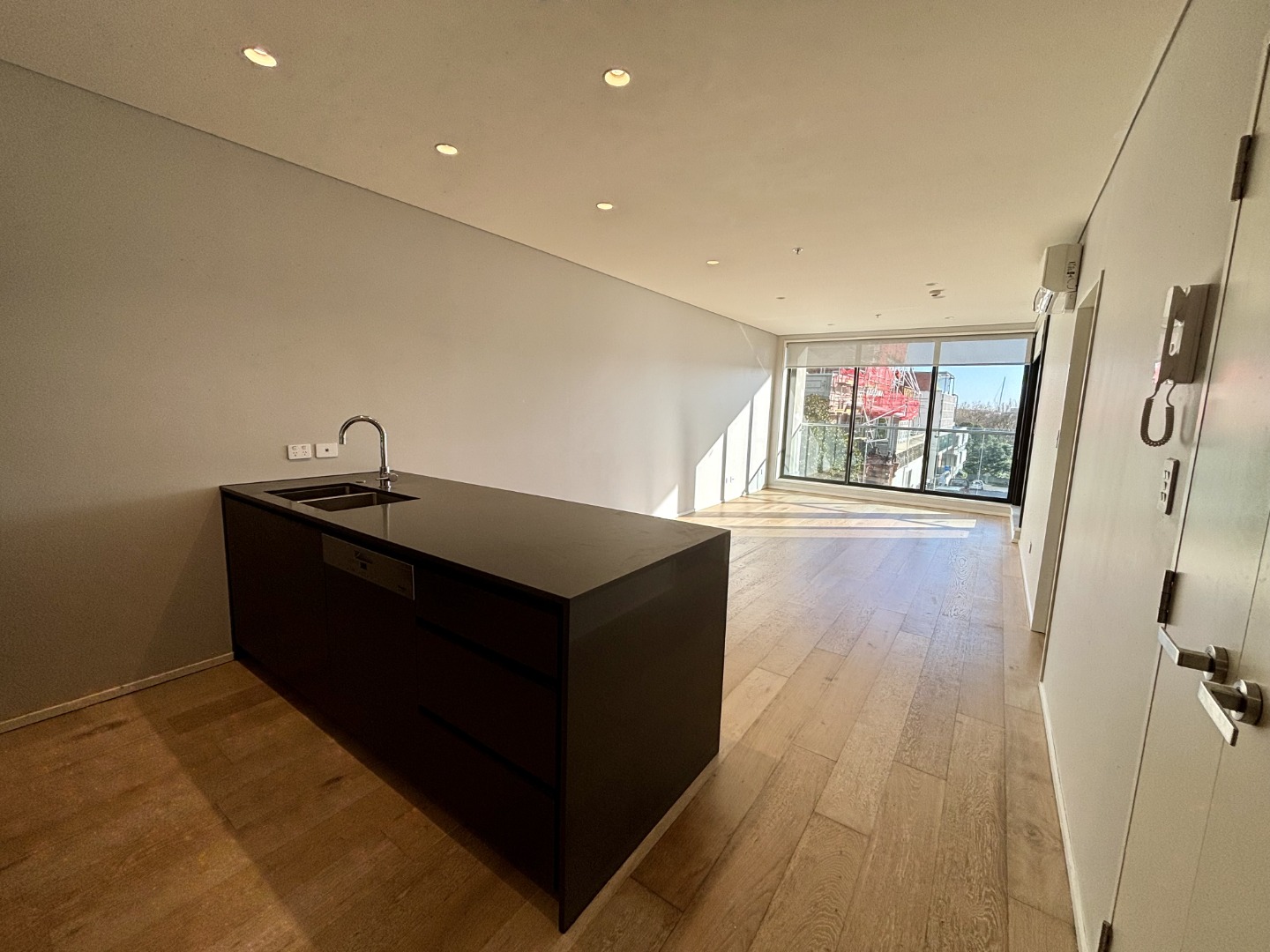 Modern 2-Bedroom Apartment in CBD - incl. secure Car Park + Storage photo