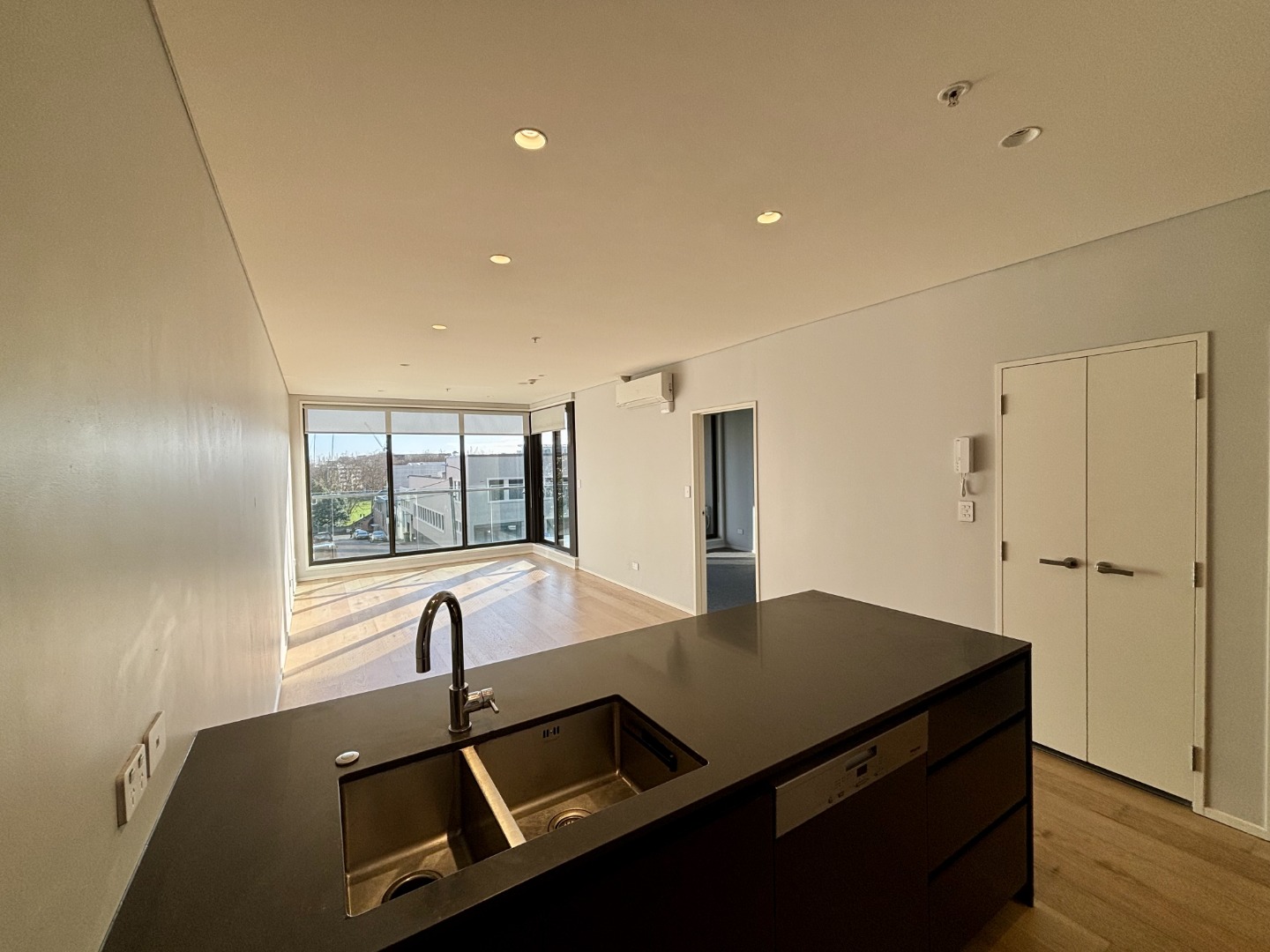 Modern 2-Bedroom Apartment in CBD - incl. secure Car Park + Storage photo