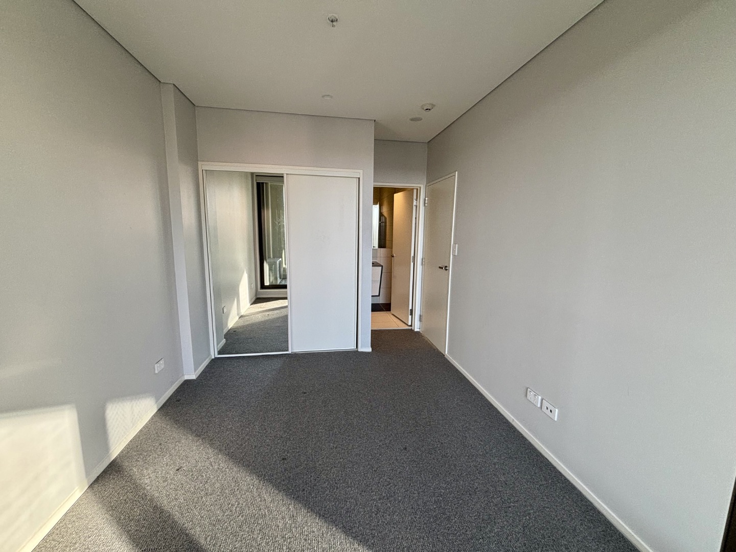 Modern 2-Bedroom Apartment in CBD - incl. secure Car Park + Storage photo
