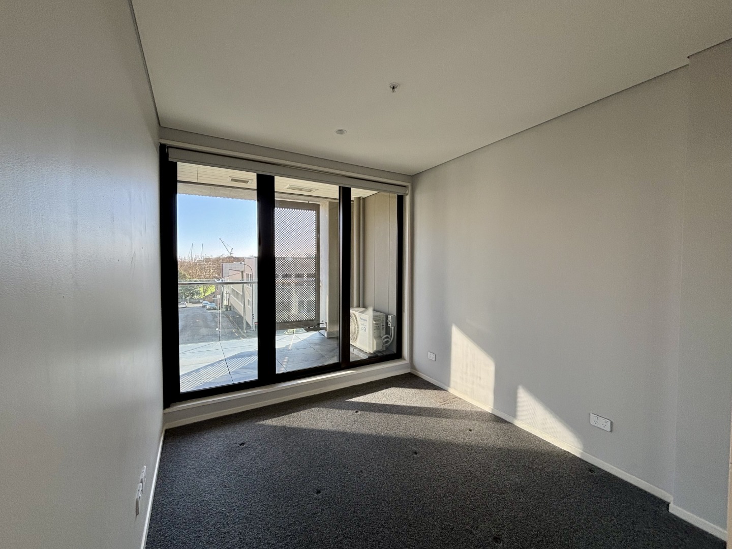 Modern 2-Bedroom Apartment in CBD - incl. secure Car Park + Storage photo