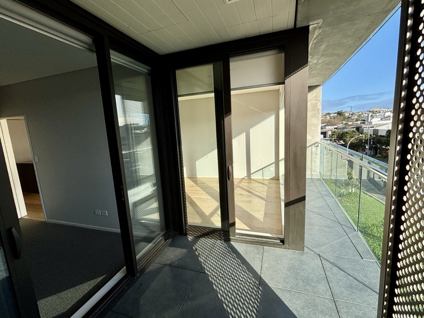 Modern 2-Bedroom Apartment in CBD - incl. secure Car Park + Storage photo