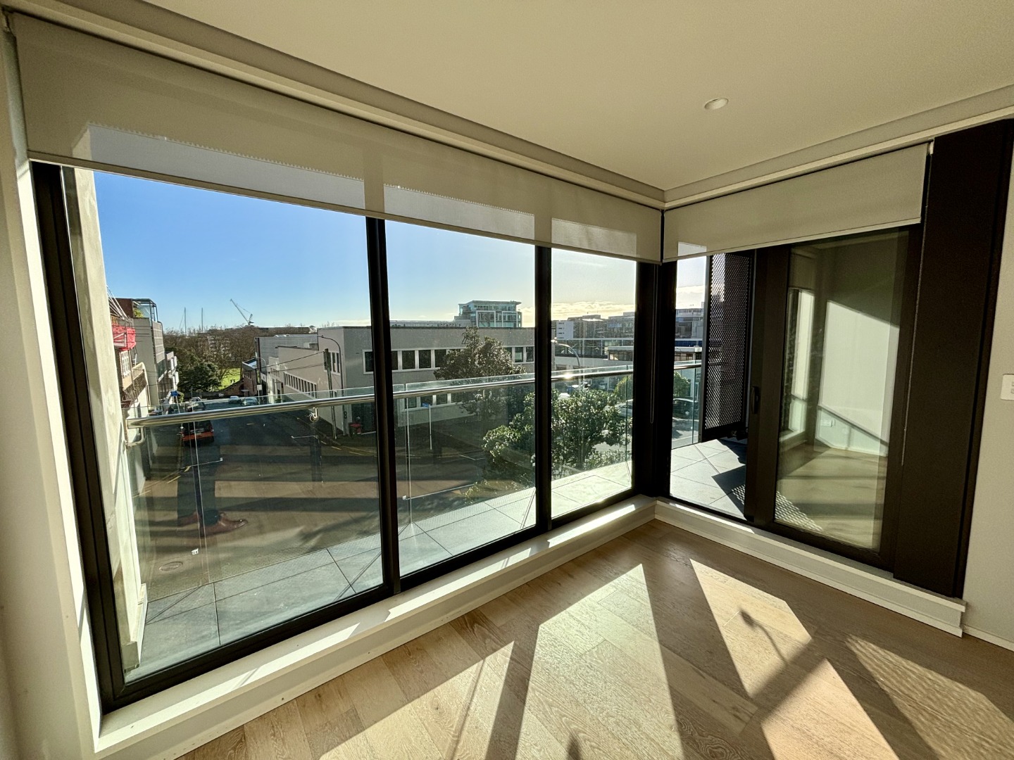 Modern 2-Bedroom Apartment in CBD - incl. secure Car Park + Storage photo
