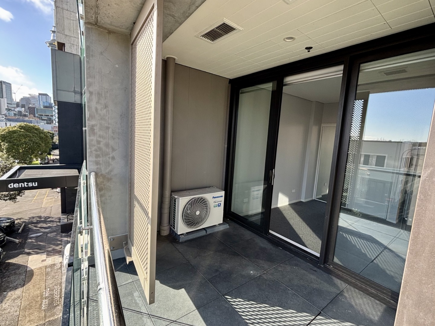 Modern 2-Bedroom Apartment in CBD - incl. secure Car Park + Storage photo