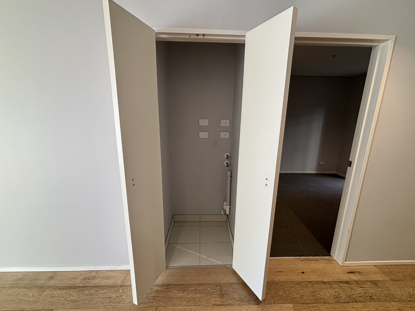 Modern 2-Bedroom Apartment in CBD - incl. secure Car Park + Storage photo