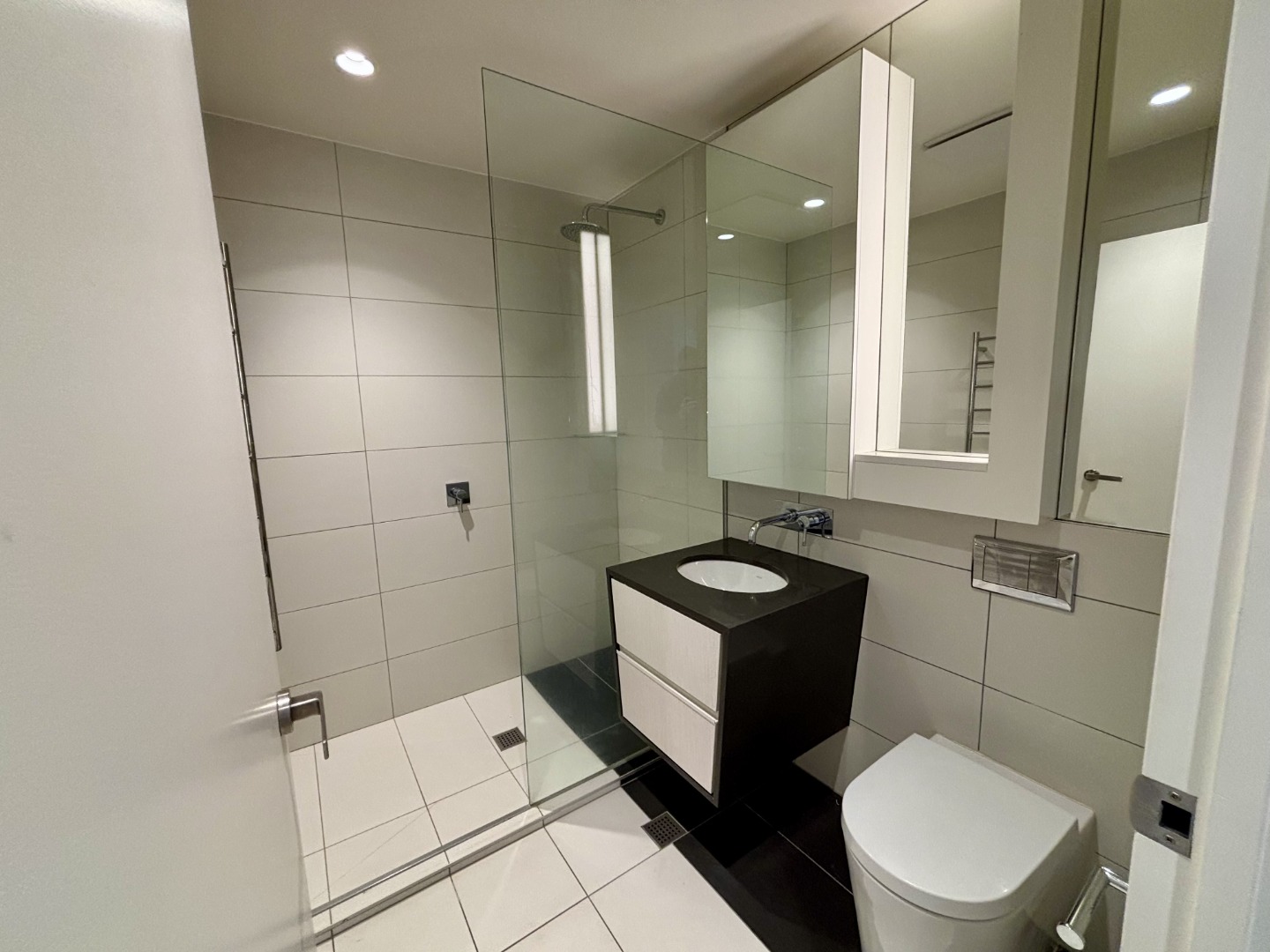 Modern 2-Bedroom Apartment in CBD - incl. secure Car Park + Storage photo