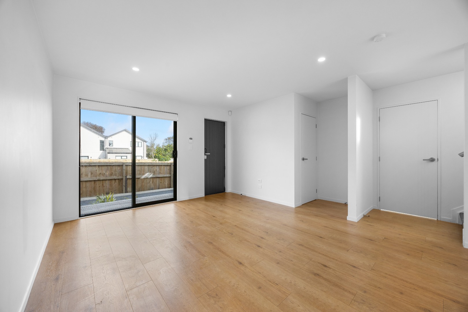 4 Bedroom 2.5 Bathroom NEWLY BUILT FAMILY HOME photo