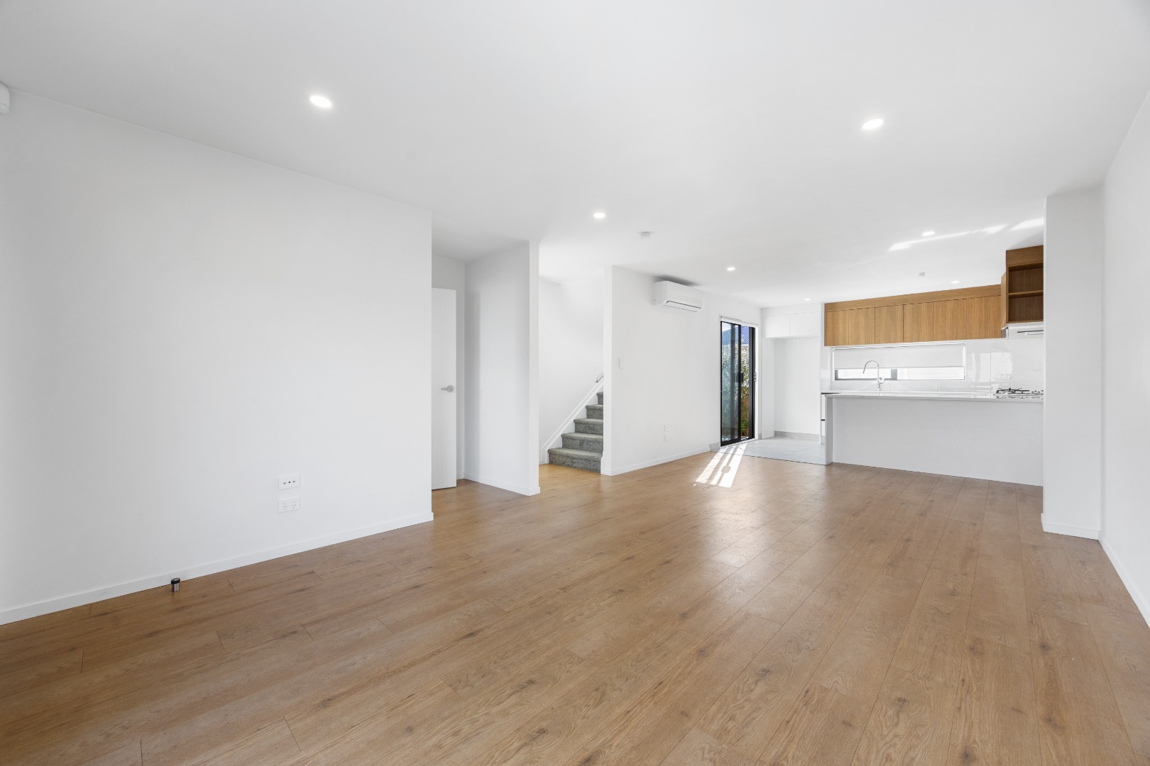 4 Bedroom 2.5 Bathroom NEWLY BUILT FAMILY HOME photo