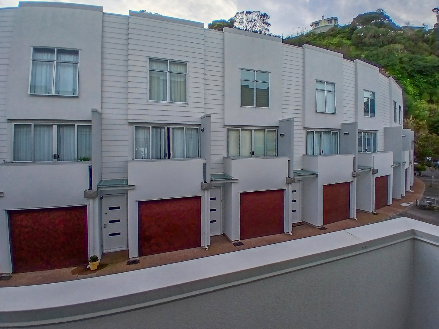 Modern Two bedroom  terraced townhouse! photo