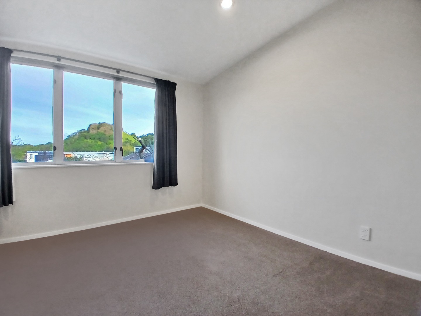 Modern Two bedroom  terraced townhouse! photo