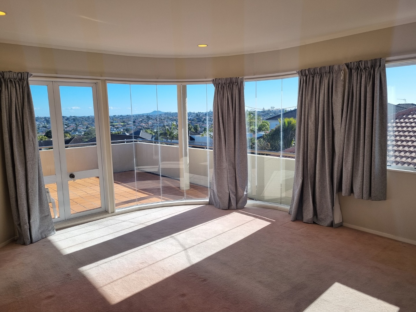 HOWICK - Spacious Home over 300sqm Floor Area photo