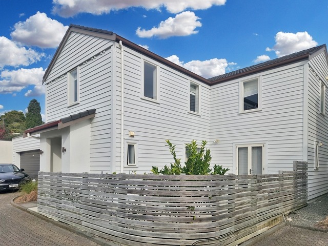 Mt Eden - Modern Townhouse - 5 Bedrooms and 4 Carparks photo