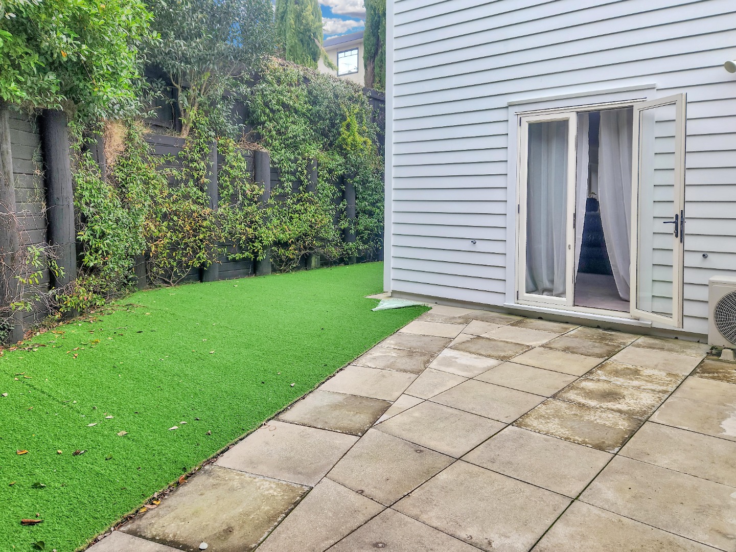Mt Eden - Modern Townhouse - 5 Bedrooms and 4 Carparks photo
