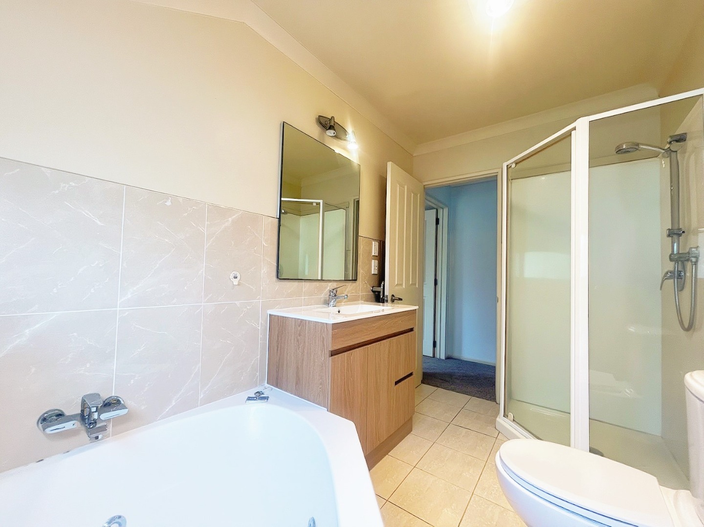 Sunny 5 bedroom 2 bathroom stunning house  photo